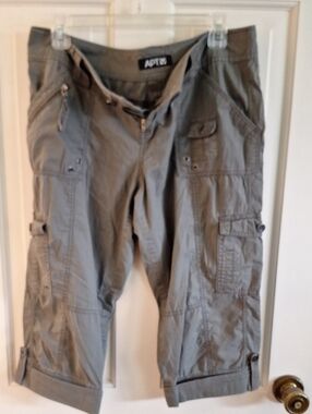 Apt. 9 Womens Olive Green Cargo Capris with Multiple Pockets